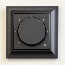 Терморегулятор 10А, НО-контакт, 230В
ECO profi и ECO profi Standart,  ECO profi design (ECO Profi Deco),  поворотный,  датчик t° пола (внешний),  без таймера,   цвет - черный матовый,  пластмасса,  EP231PB,  EP 231 PB,  JUNG
 - PULSAL.RU