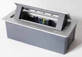 Люк на 3 поста с пластиковой коробкой
Системы лючков,  напольная,  3 поста,  6 модулей,   цвет - серебро,  металл,  IP 40,  300010-SPL,  300010,  SPL
 - PULSAL.RU