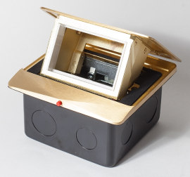 Люк на 1,5 поста с металлической коробкой
Системы лючков,  напольная,  3 модуля,  1,5 поста без перегородки,   цвет - латунь,  металл,  IP 44,  300001-SPL,  300001,  SPL
 - PULSAL.RU