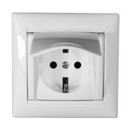 Розетка
Valena,  без шторок,  с крышкой,  с заземлением,  одинарная,  винтовые клеммы,   цвет - белый,  пластмасса,  694270,  6 942 70,  Legrand
 - PULSAL.RU